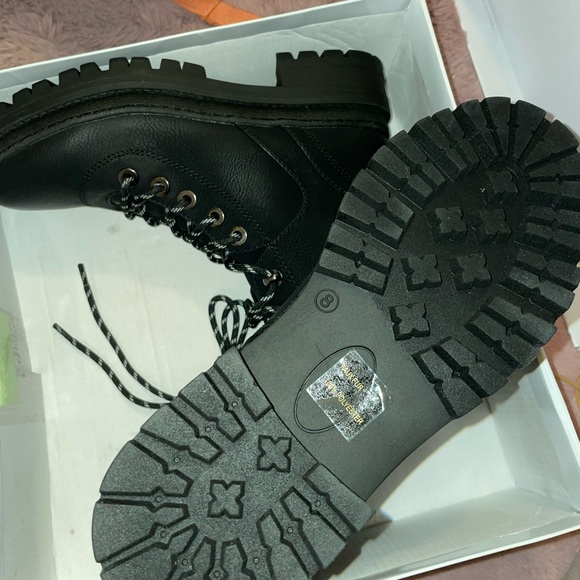 Black Steve Madden boot - Picture 3 of 4